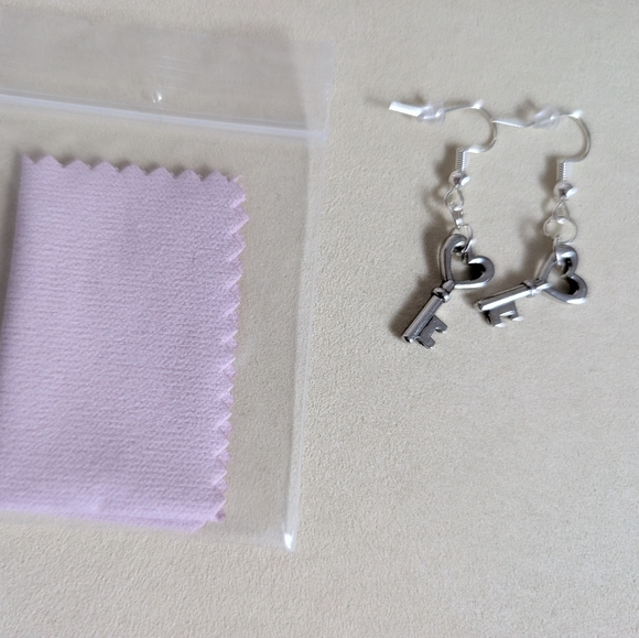 Handcrafted Silver Small Key Dangle Earrings New - Picture 2 of 2